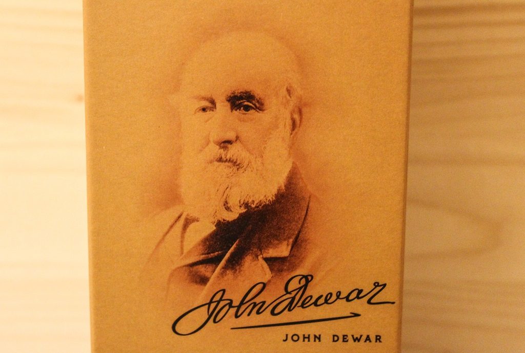 Der Gründer John Dewar auf der Vorderseite der Verpackung des Dewars 12