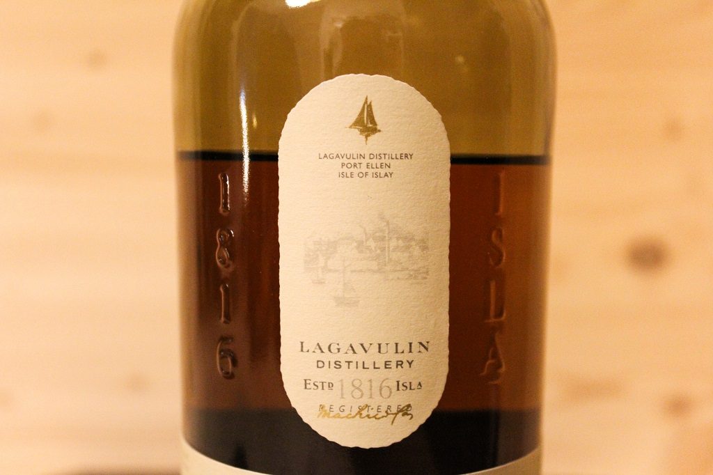 Die Flasche des Lagavulin 16 mit Bezug auf Port Ellen
