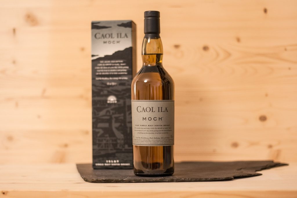 Der Caol Ila Moch ist ein schön, düsterer Whisky mit einer geballten Ladung von Islay.
