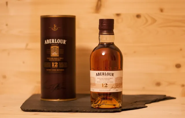 Der Aberlour 12 wirkt sehr reif und einladend.