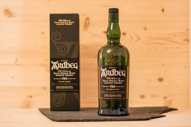 Der düstere erste Eindruck des Ardbeg Ten.
