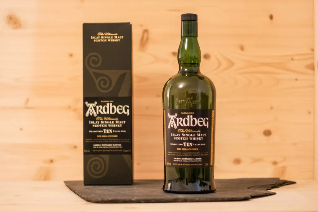 Der düstere erste Eindruck des Ardbeg Ten.