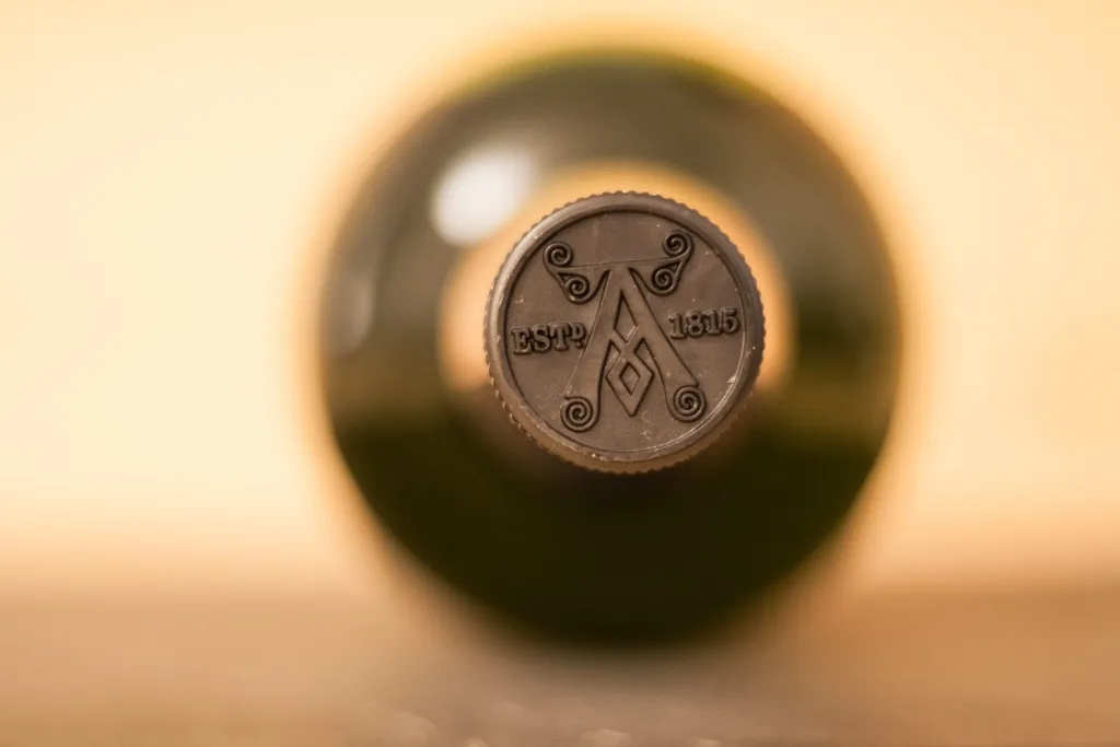 Der mit der typischen Ardbeg Rune verzierte Deckel des Ardbeg Ten.