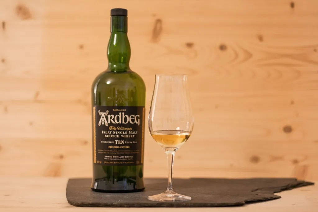 Der Ardbeg Ten ist ein wirklich sehr gelungener Single Malt Scotch der Insel Islay.