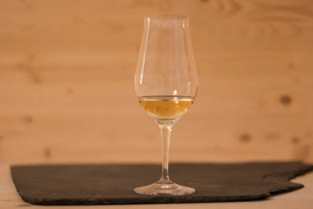 Der Farbton des Ardbeg Ten ist sehr weich und wirkt einladend. 