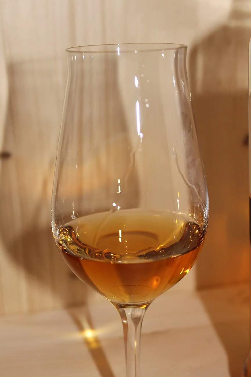 Es ist eine leichte Spur Öl bei dem Bowmore 12 zu erkennen.
