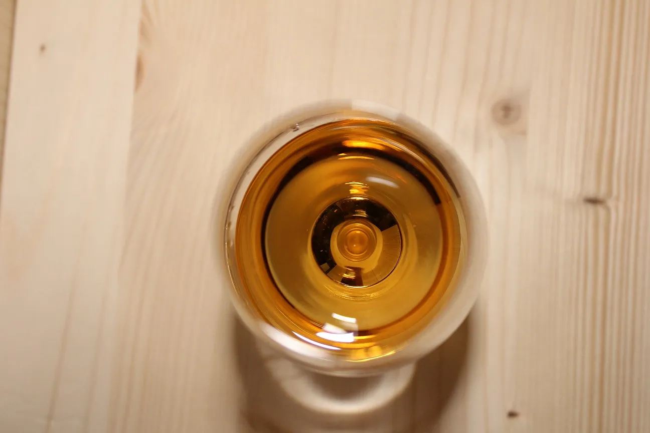 Der Bowmore 12 hat einen Bernstein Fartbton.