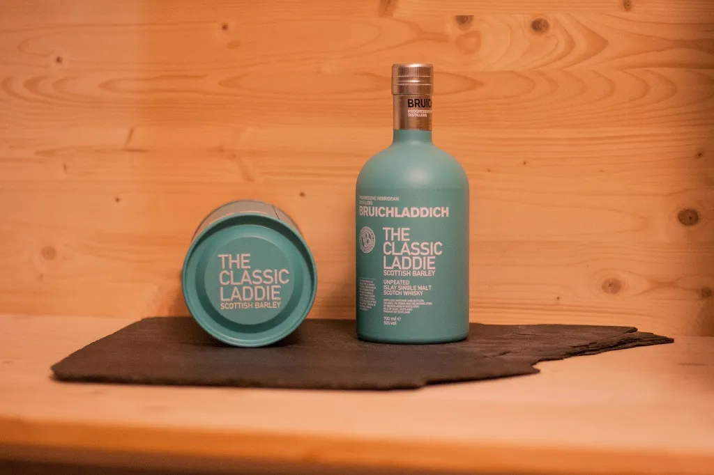 Der Bruichladdich The Classic Laddie hat eine erfrischend auffällige Verpackung.