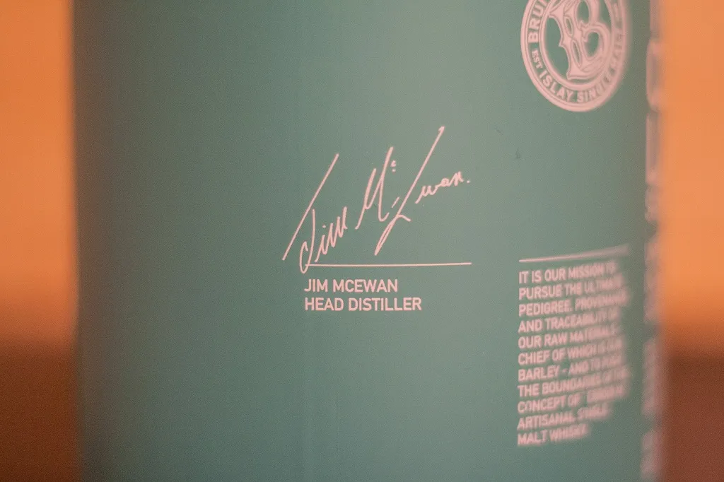 Die Unterschrift des mittlerweile Pensionierten Jim McEwan auf dem Bruichladdich The Classic Laddie.