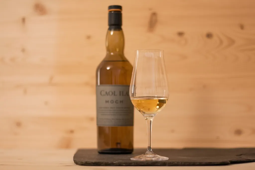 Der Caol Ila Moch ist ein typischer Islay Single Malt Whisky. 
