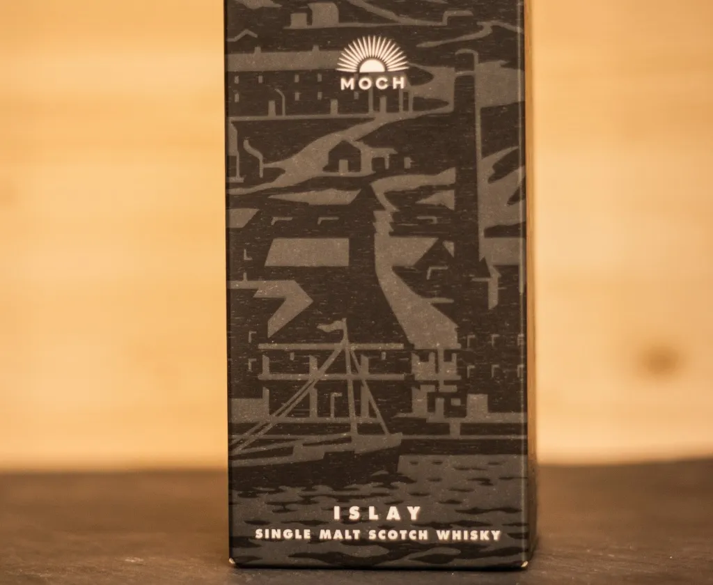 Die Verpackung des Caol Ila Moch zeigt Brennerei Gebäude und die See, zuerst gab es aber ein Gruft Gefühl.