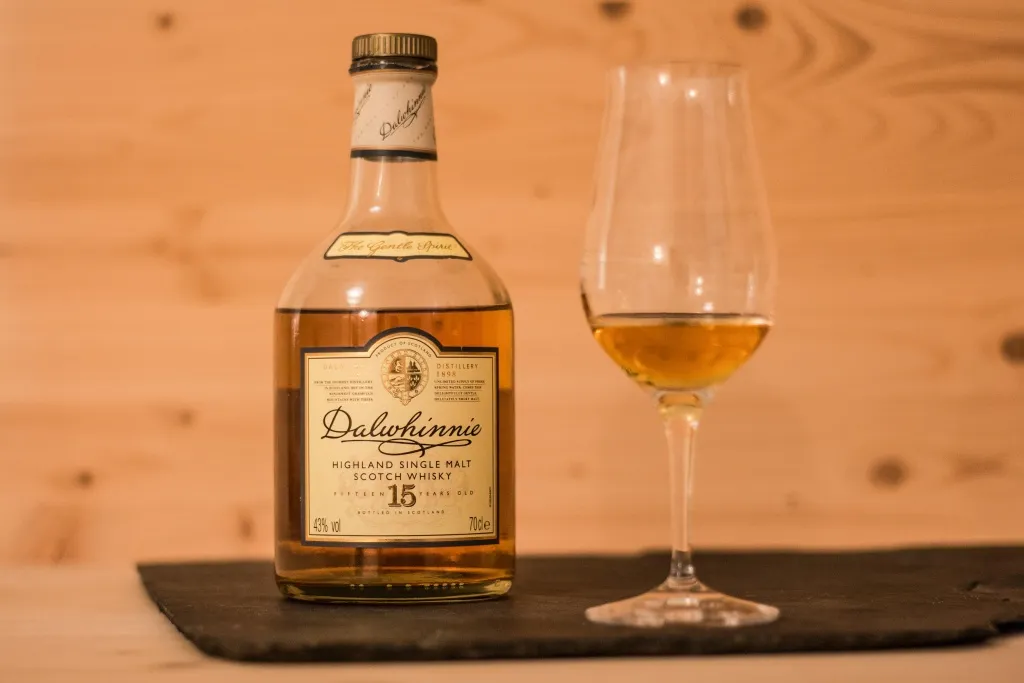 Die unscheinbare Flasche des Dalwhinnie 12, doch der Inhalt kann sich sehen lassen.