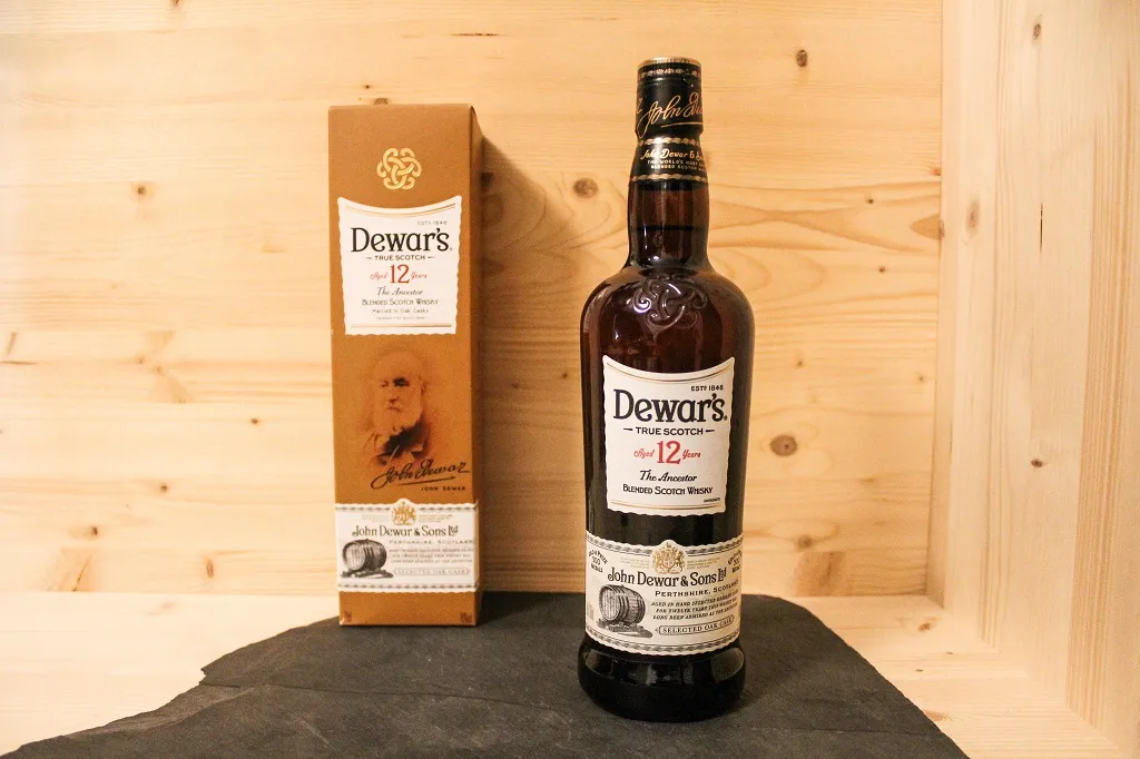 Die detailreiche Hülle des Dewars 12