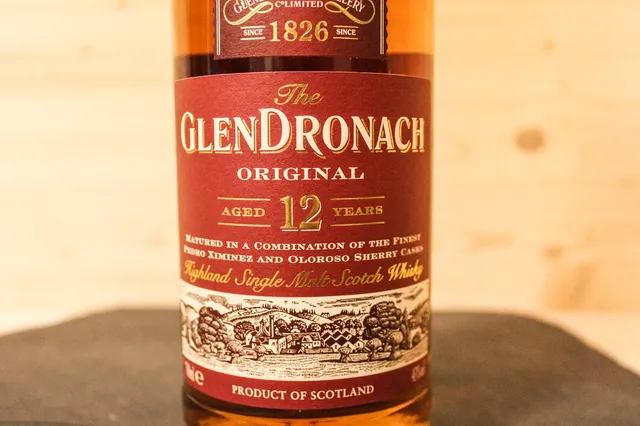 Der Glendronach 12 und die Landschaft der Brennerei.