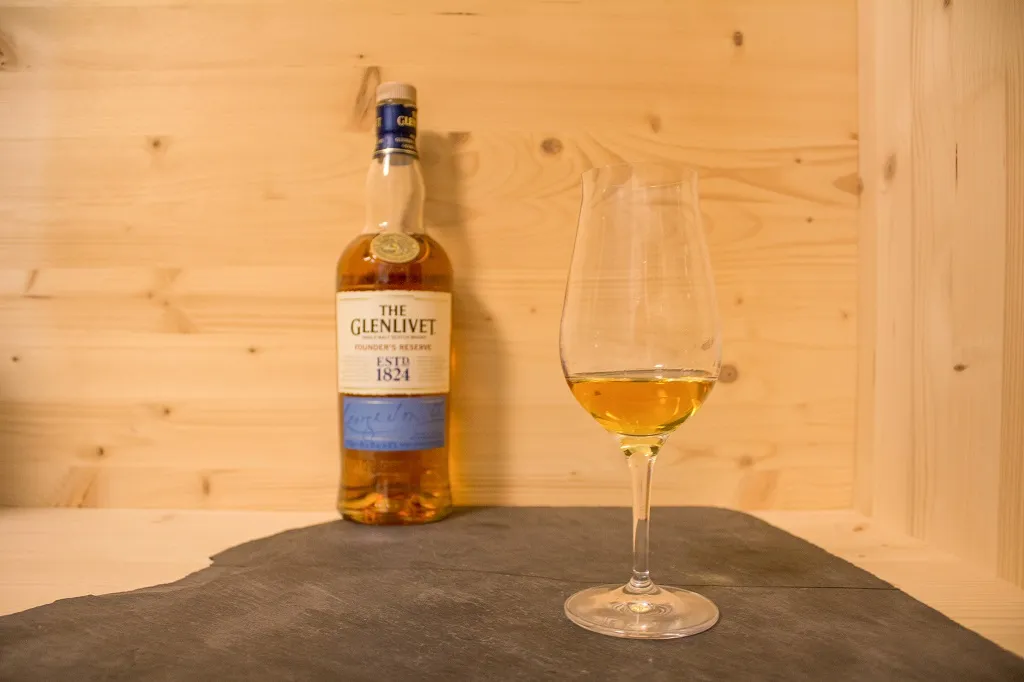 Die Färbung des Glenlivet Founder's Reserve im hellen Goldton. 