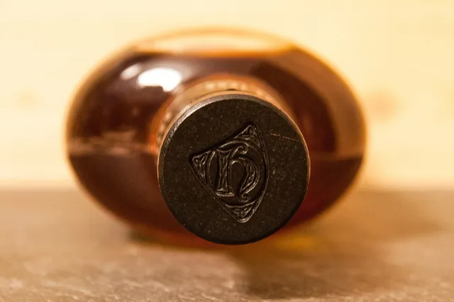 Das Logo der Brennerei ist bei dem Highland Park 12 allgegenwärtig.