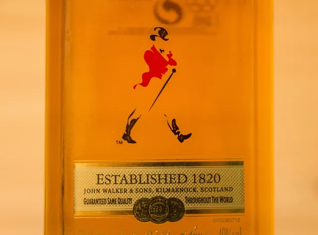 Hier das Logo auf dem Johnnie Walker Red Label.