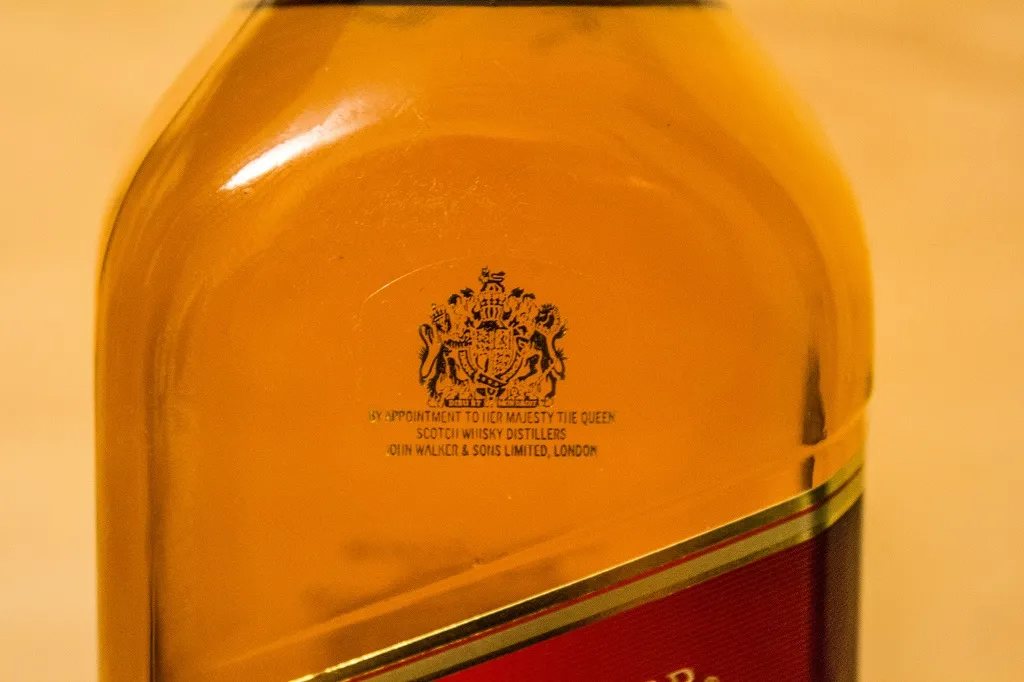 Das Siegelwappen der Queen auf dem Johnnie Walker Red Label.