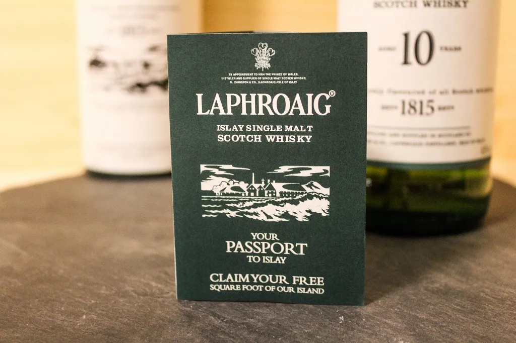 Bei dem Laphroaig 10 mit dabei, der Ausweis nach Islay.