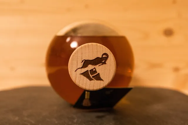 Das Logo des Slyrs ist überall auf Verpackung und Flasche zu finden.