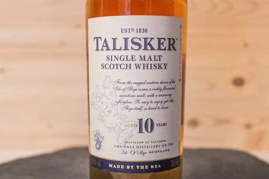 Die Flasche des Talisker 10 mit schönen Details.