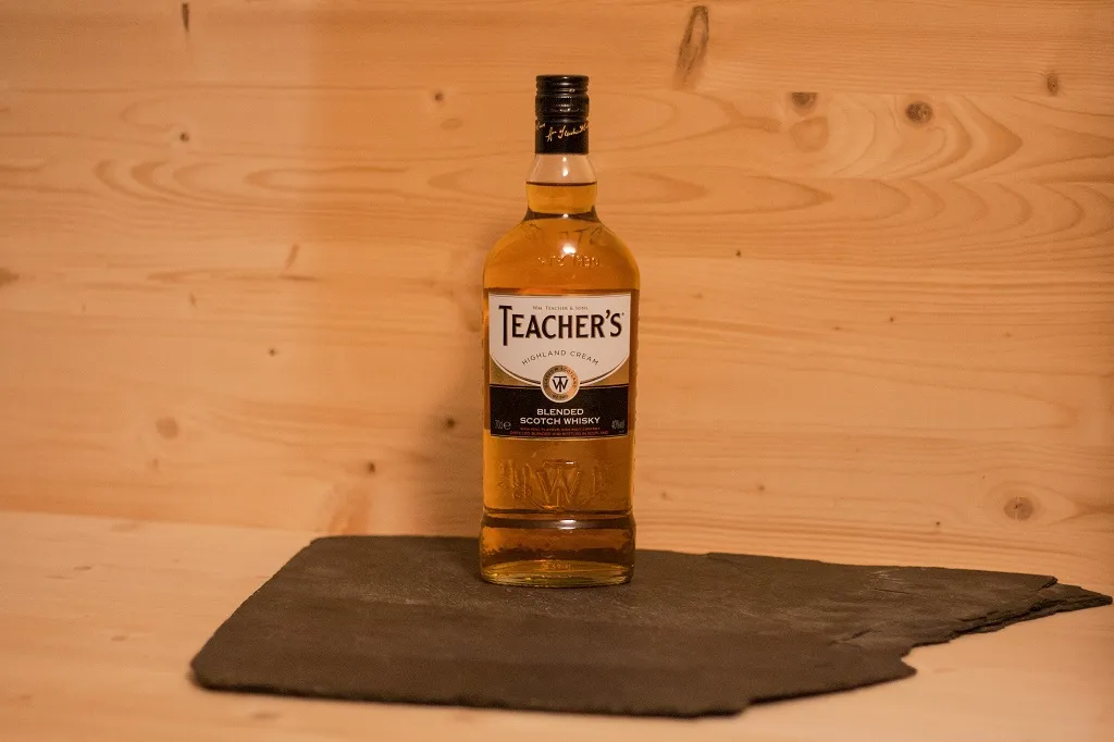 Der Teacher's Highland Cream ist ein doch hochwertiger blended Scotch Whisky in dem niedrig- Preissegment. 