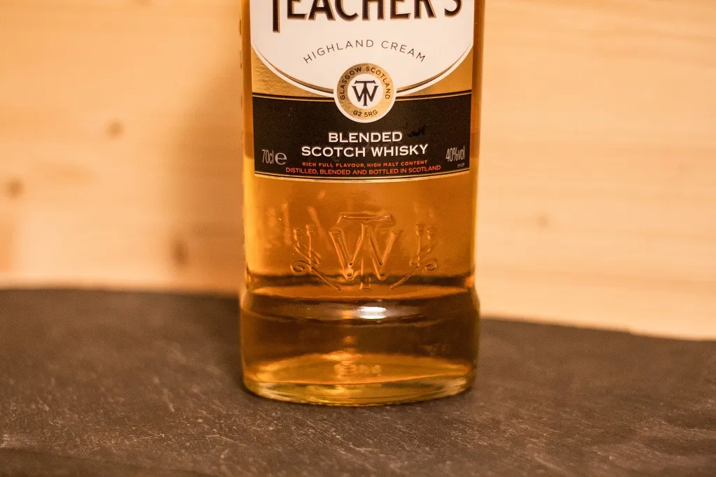 Hier noch einmal schön in die Flasche integriert das Emblem von Wiliam Teacher.