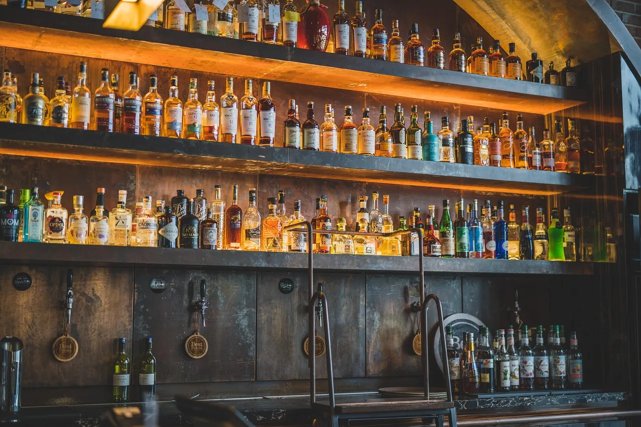 Flaschen und Gläser an einer Bar
