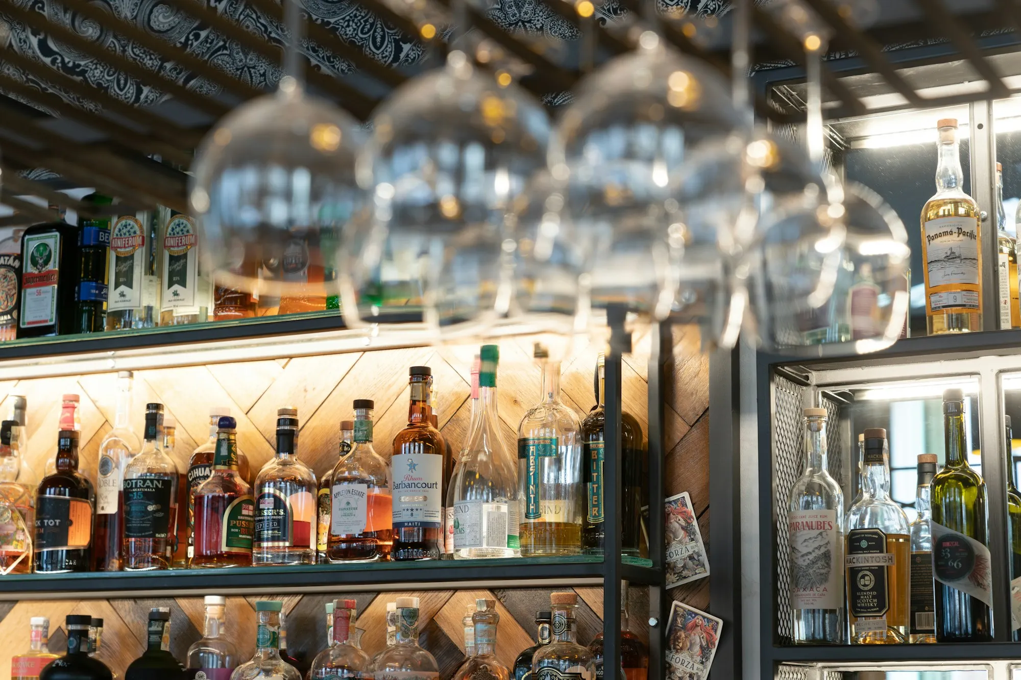 Flaschen in einem Regal hinter einer Bar