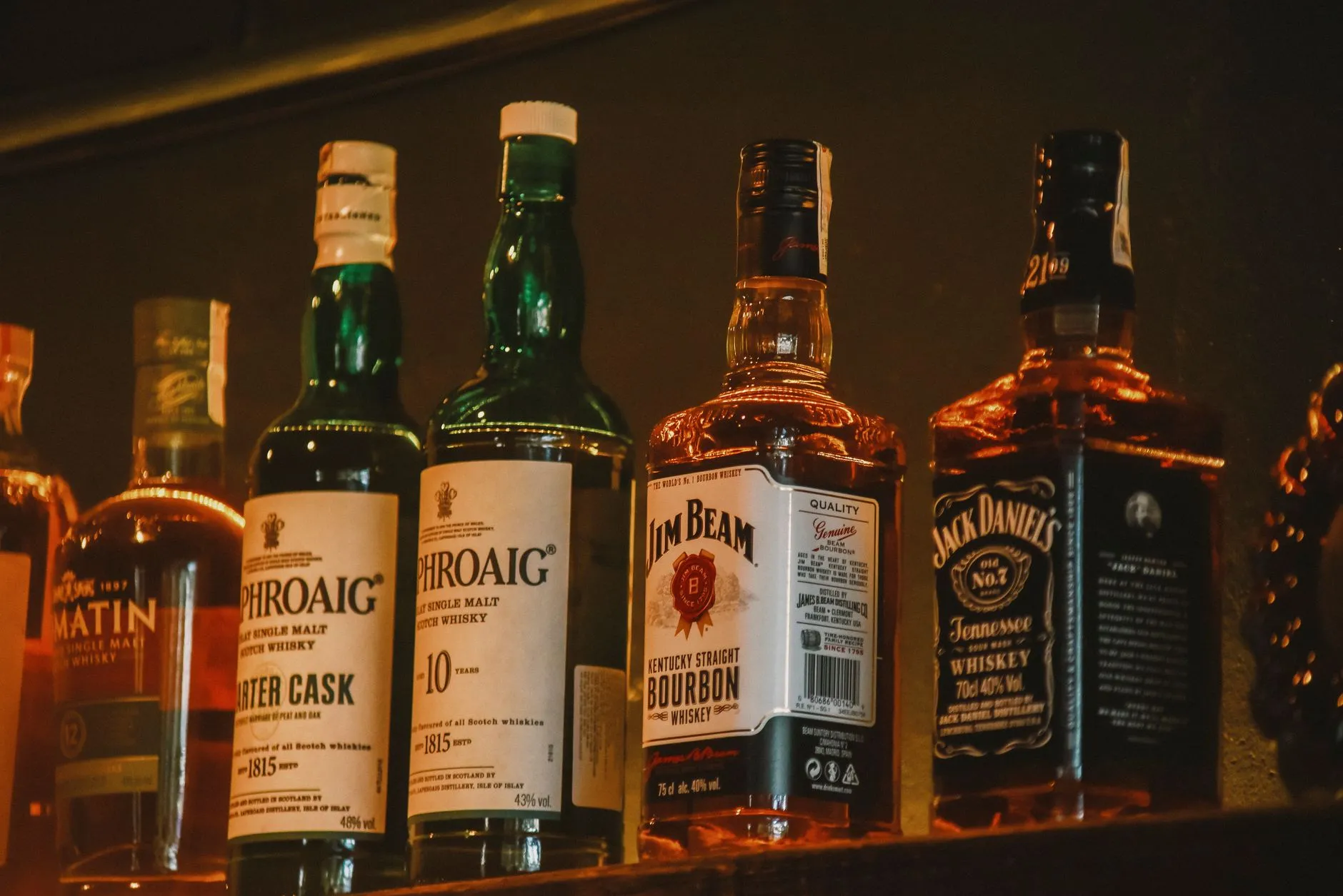 Whiskyflaschen in einem beleuchteten Regal