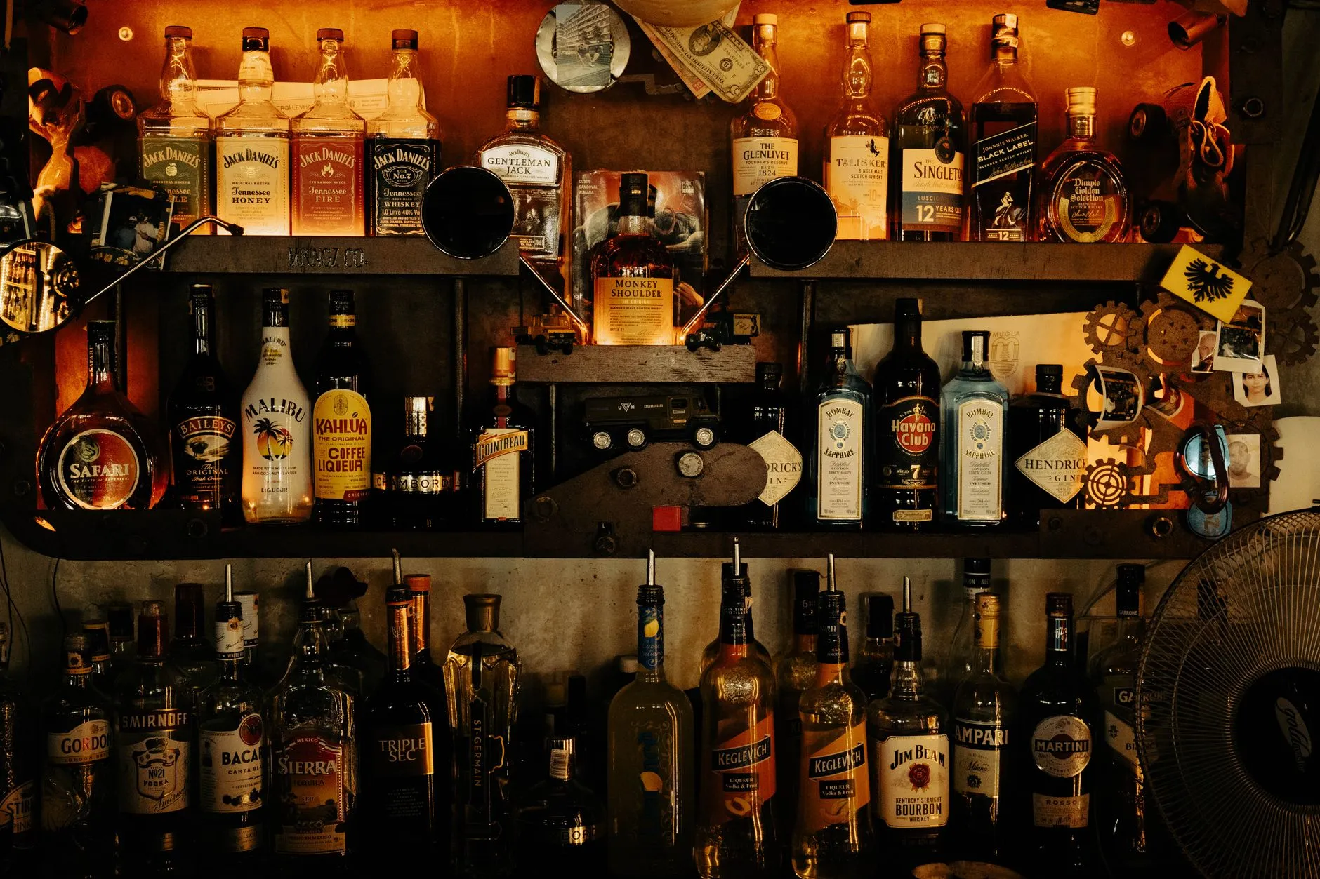 Eine Bar mit vielen Spirituosenflaschen in den Regalen