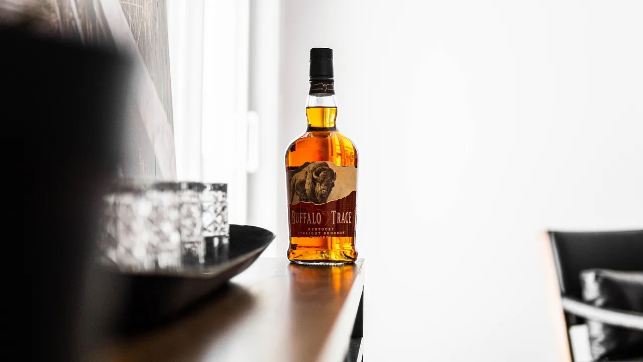 Eine Flasche Bourbon Whiskey