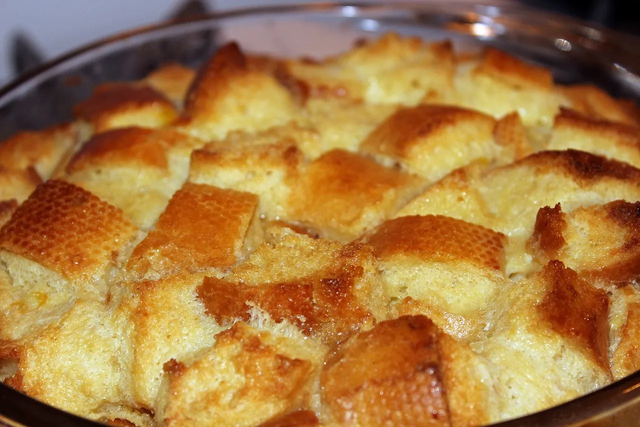 Ein warmer Bread-and-Butter-Pudding mit Zimt