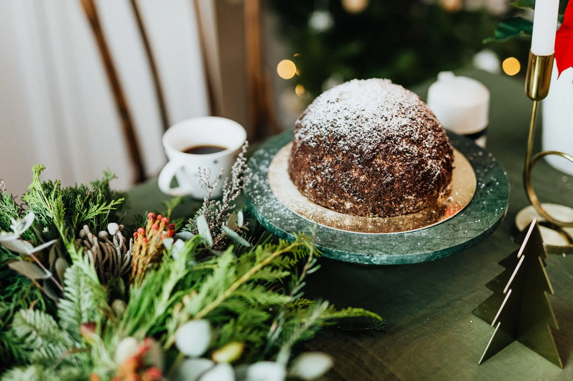 Ein Christmas Pudding mit festlicher Dekoration