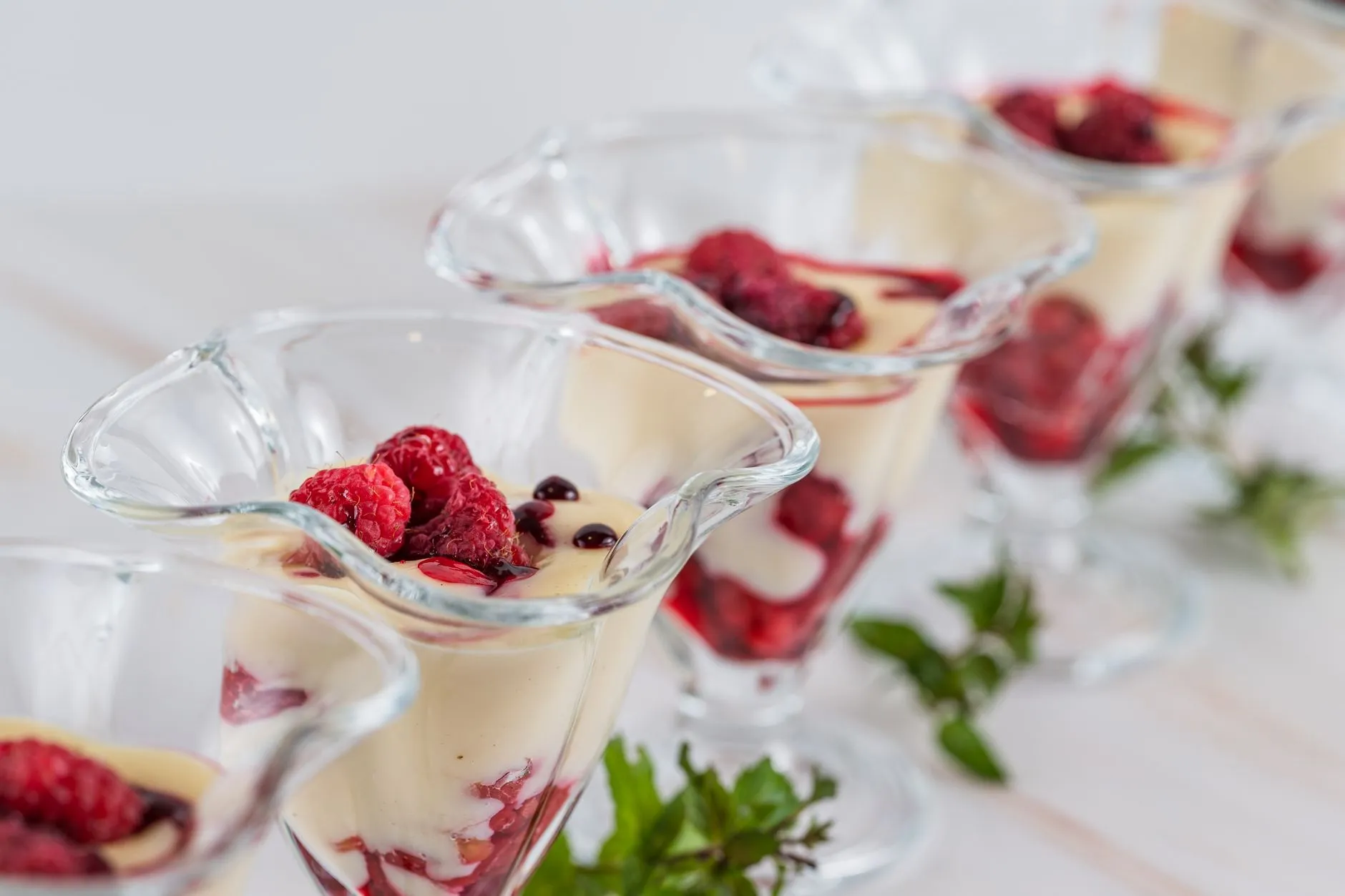Cremiges Himbeer-Dessert im Glas