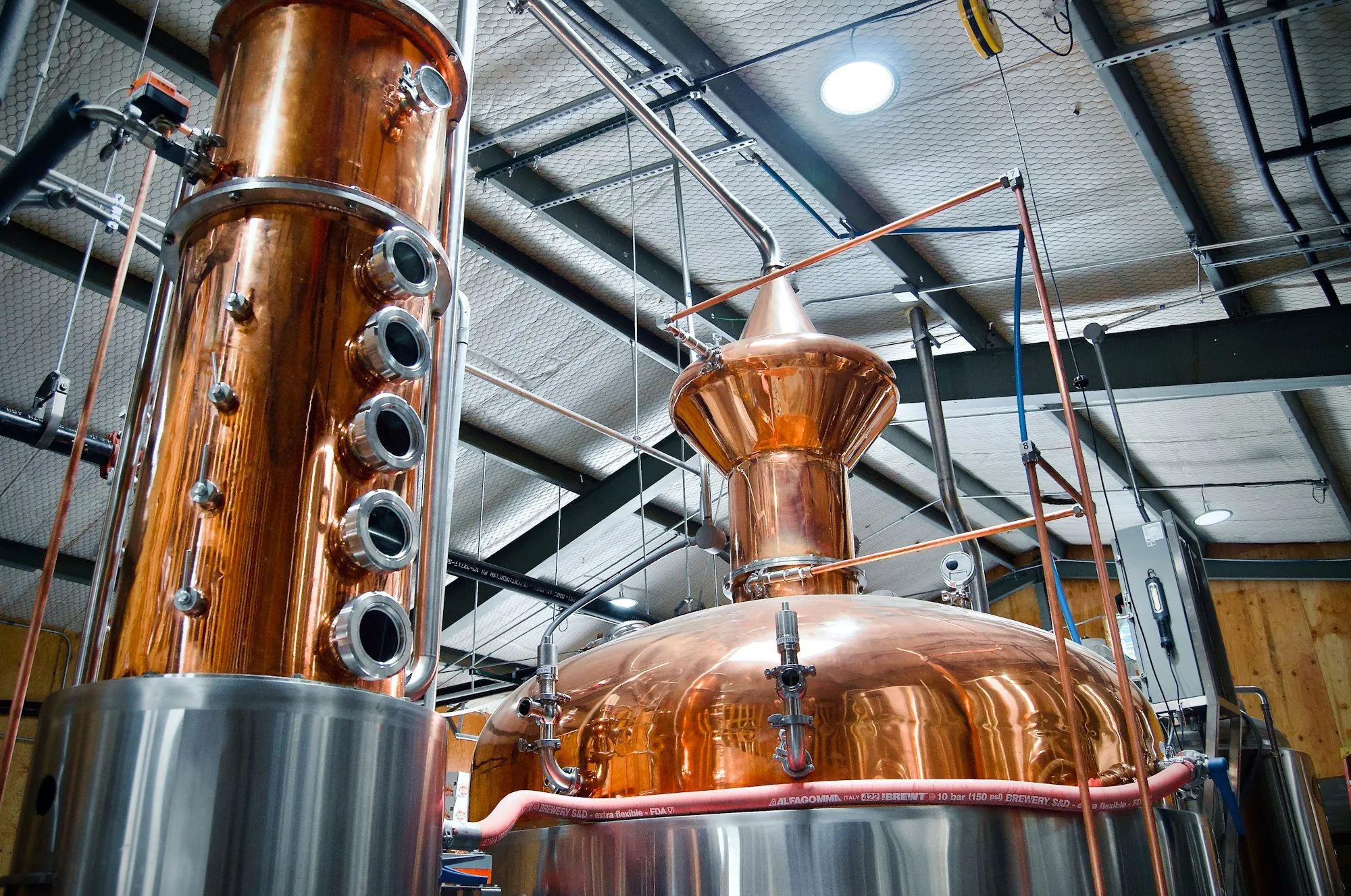 Eine große kupferne Pot Still in einer Brennerei