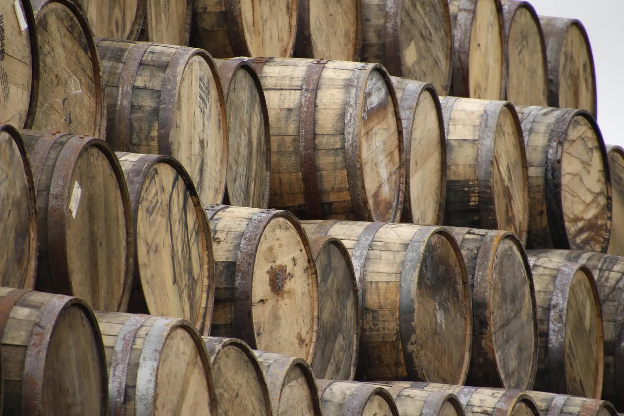 Gestapelte Whiskyfässer in einem Lagerhaus