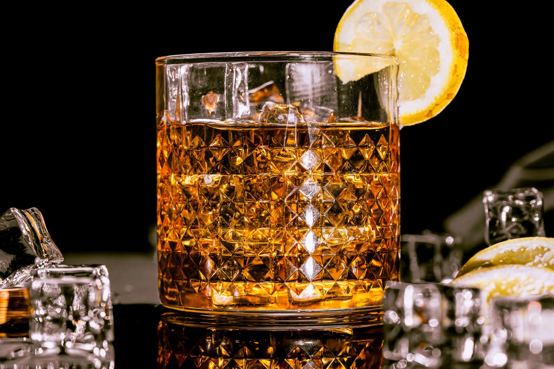 Ein Glas Whisky mit Zitronenscheibe und Eis