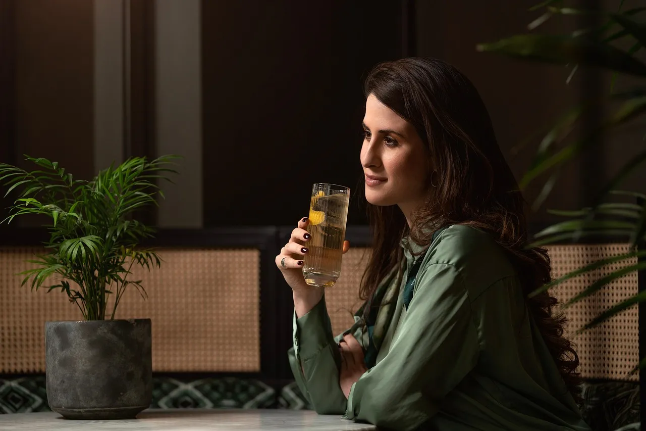 Eine Frau mit einem Highball-Glas an einer Bar