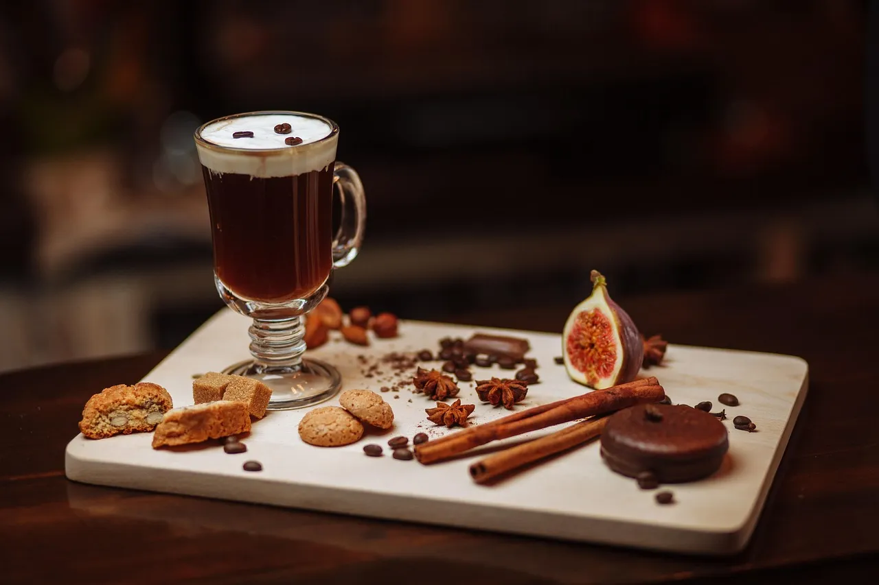 Ein Irish Coffee mit Sahnehaube auf einem Tisch
