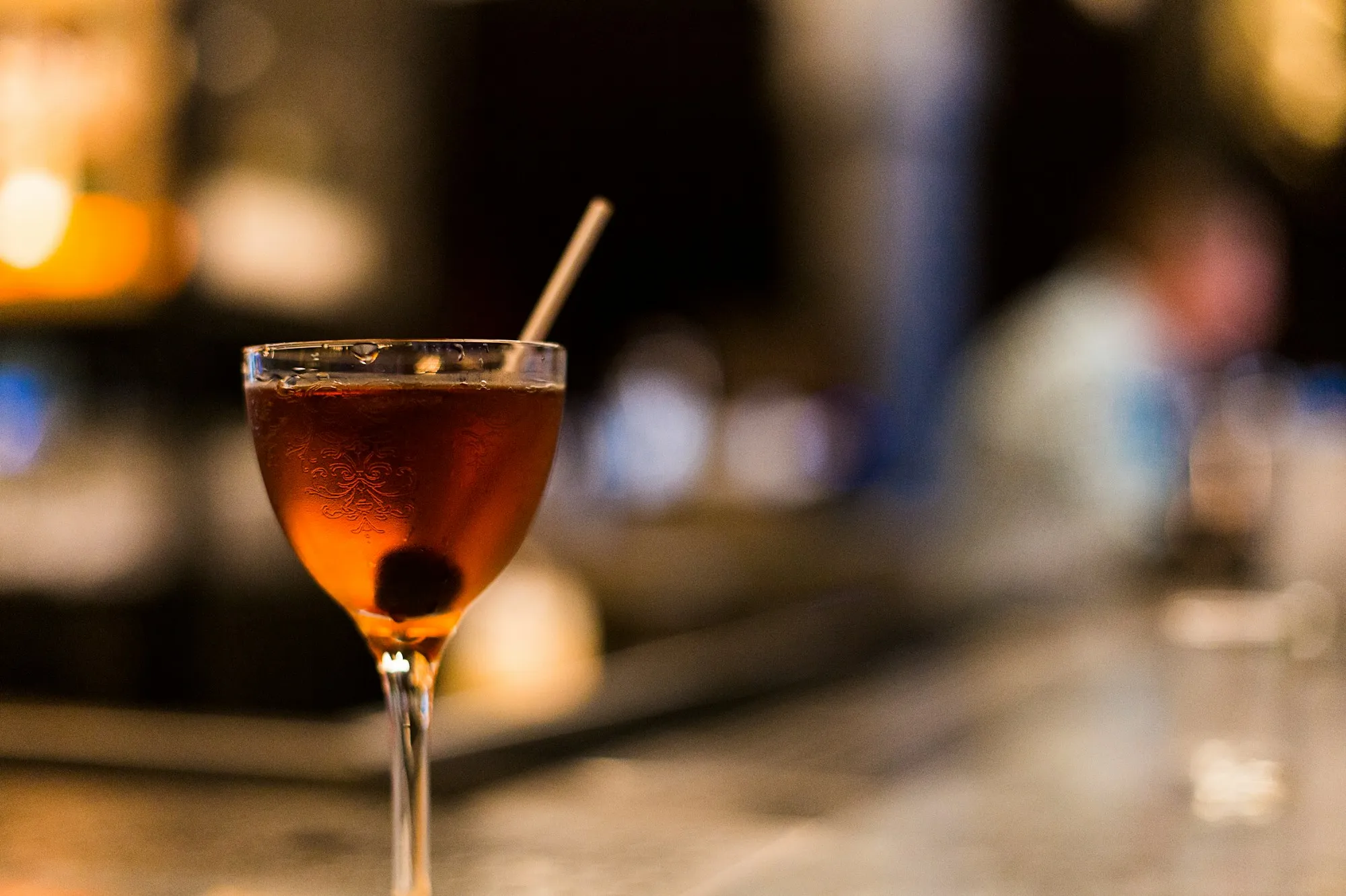 Ein Cocktail in einem Stielglas