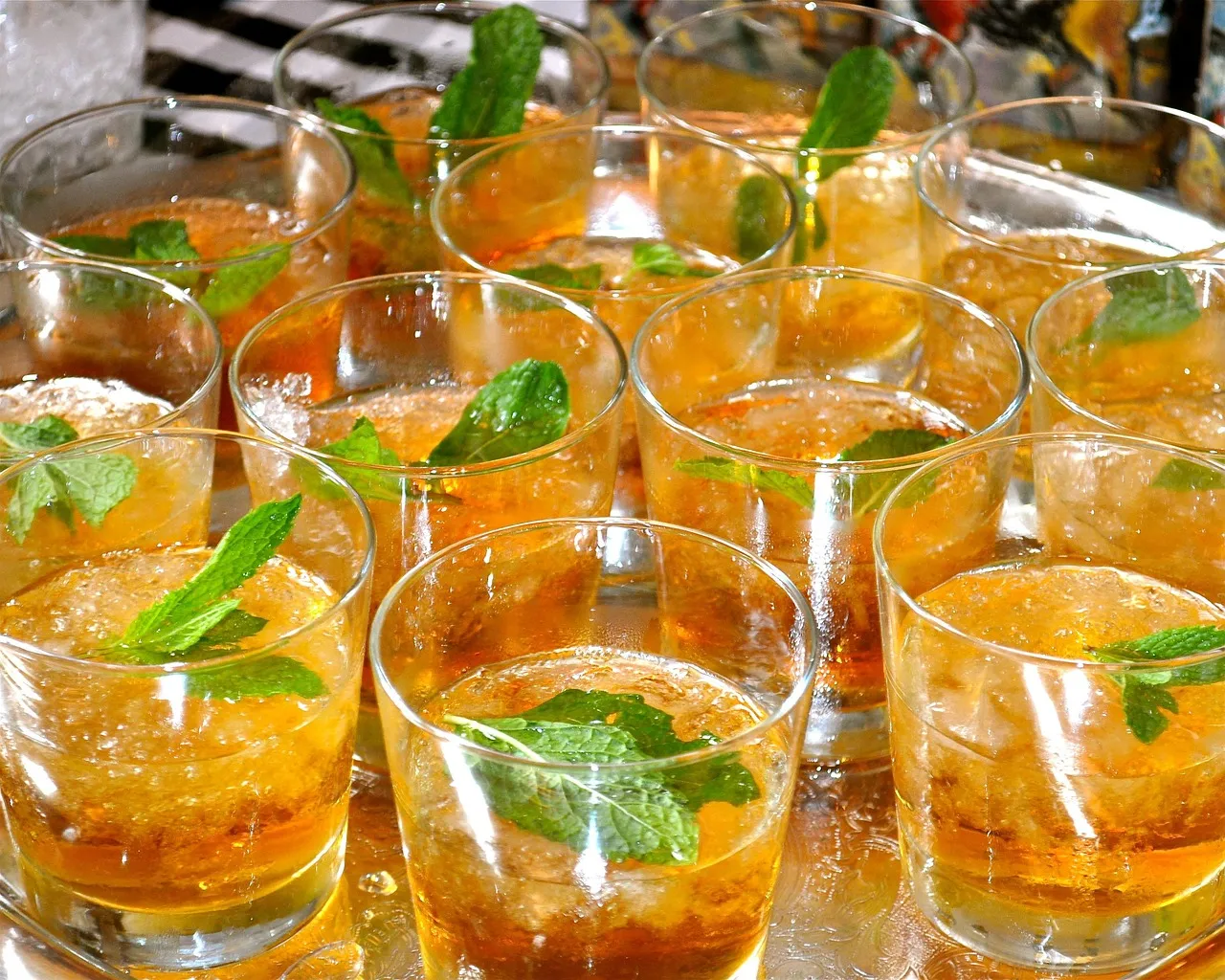 Ein Mint Julep mit Minze und Crushed Ice