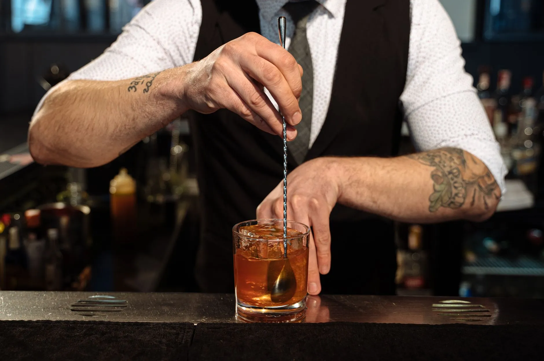 Ein Barkeeper mixt einen Cocktail