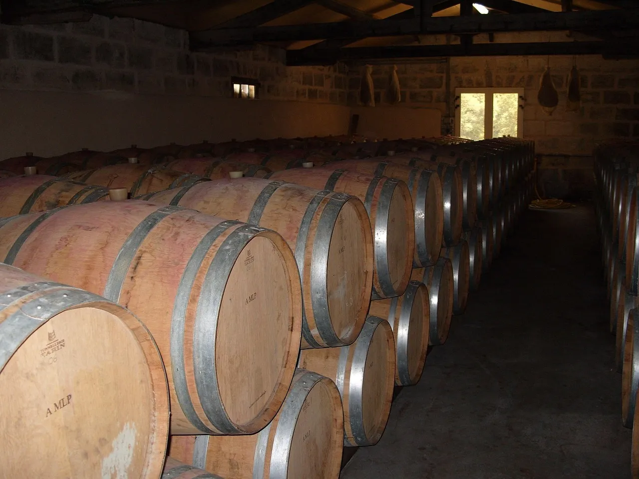 Sherryfässer in einem Weinkeller
