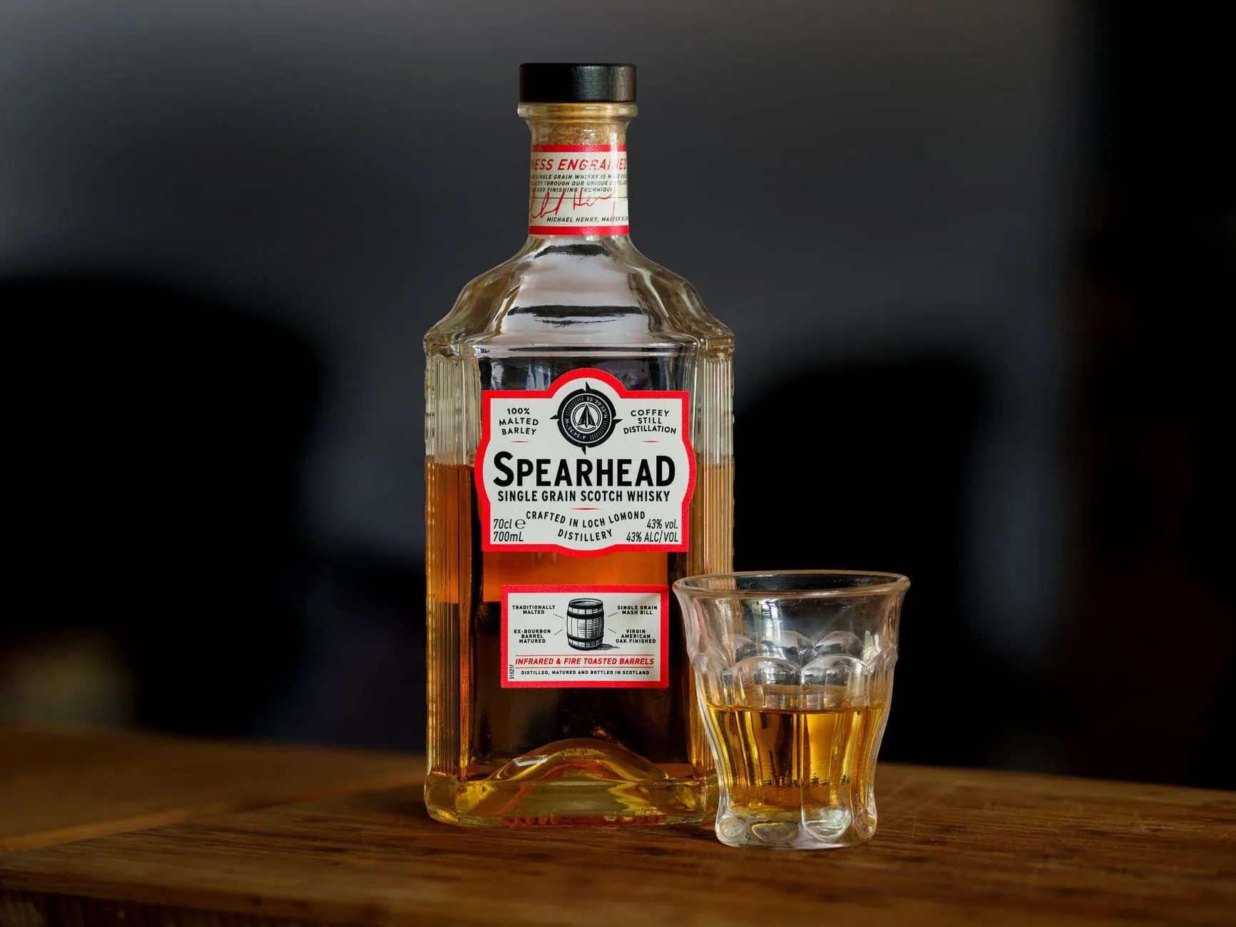 Eine Flasche Single Grain Whisky mit gefülltem Glas
