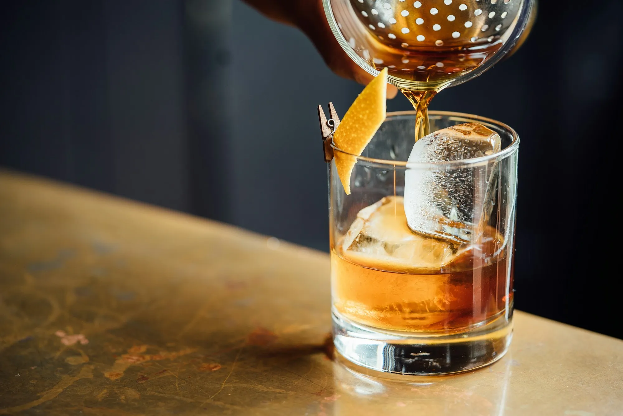 Whisky wird in ein Glas gegossen