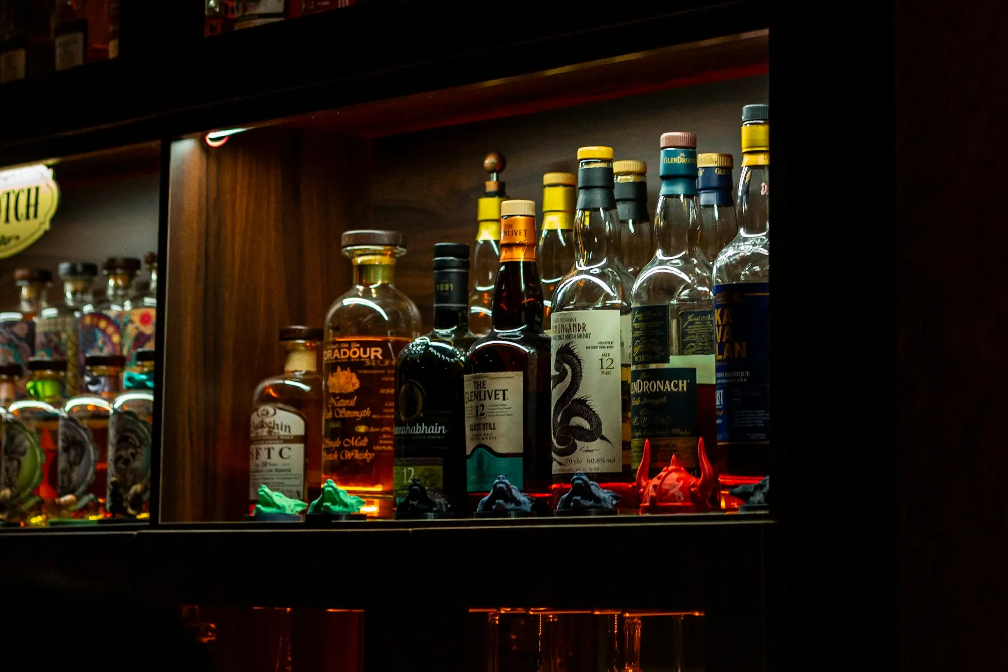 Whiskyflaschen auf einem Barregal