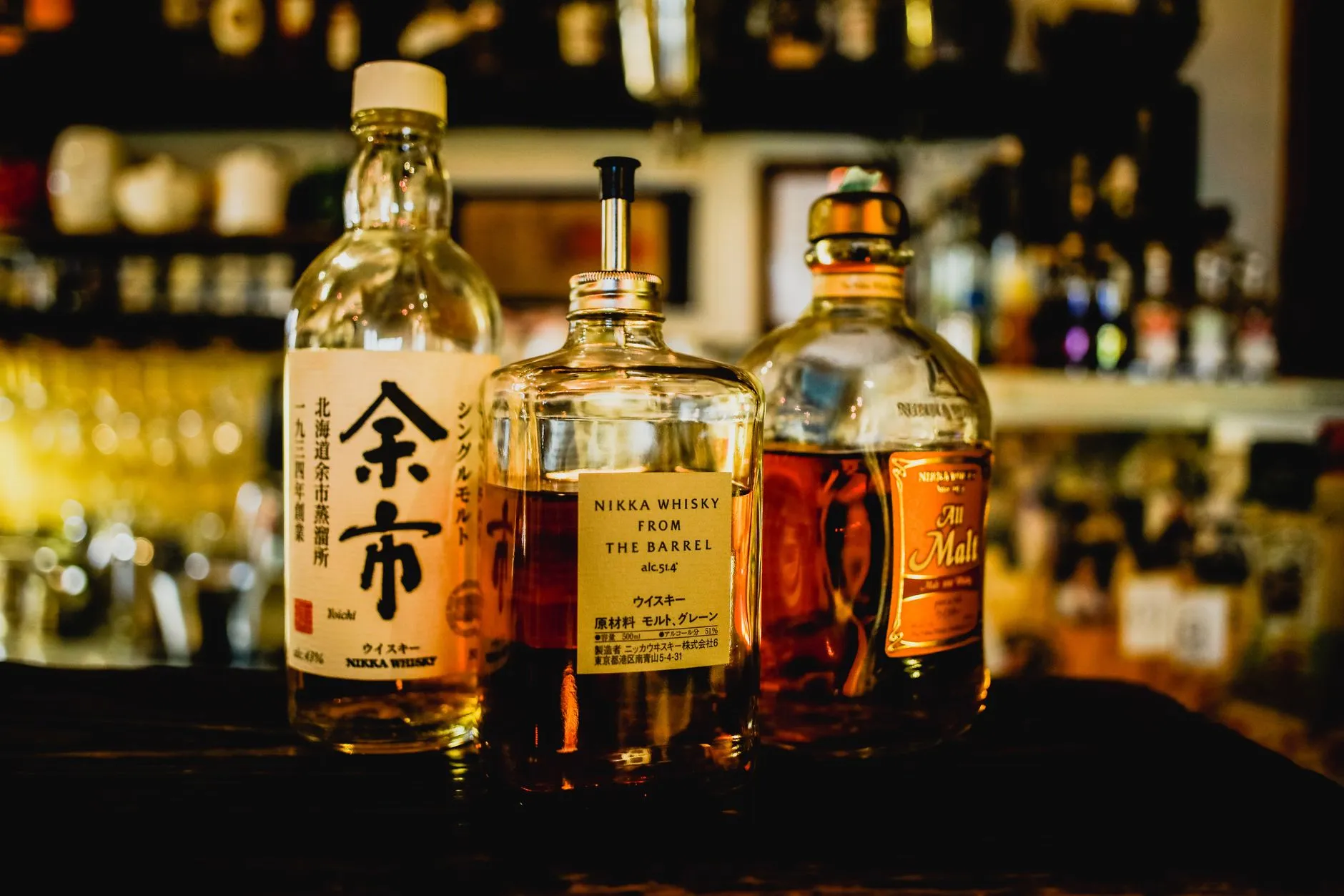 Japanische Whiskyflaschen in einer Bar