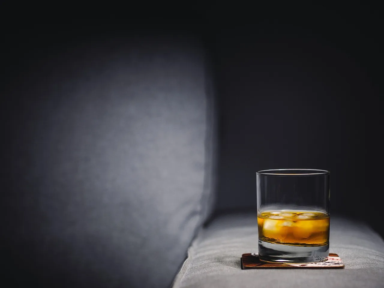 Glas Whisky mit Eiswürfeln (on the rocks)