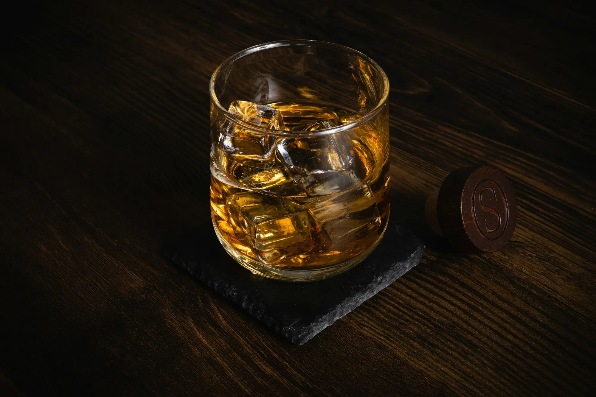 Ein Glas Whisky auf einem Holztisch